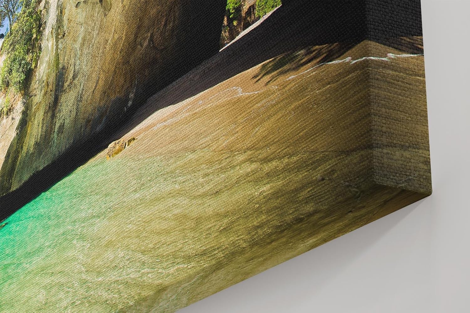 Sinus Art Wandbild 120x80cm Strahlende Küstenszene mit Felsüberhang, Sandstrand und klarem türkisfarbenem Meer