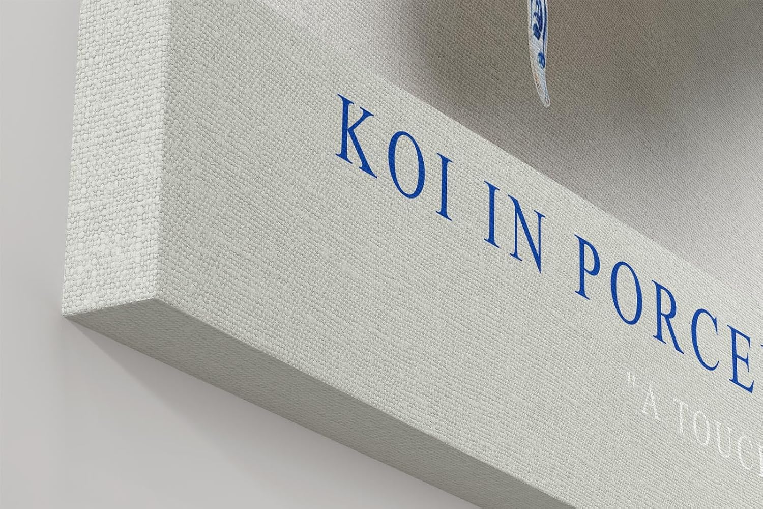 Paul Sinus Wandbild in 40x60cm Koi in Porcelain – kunstvoller Koi-Fisch in Blau-Weiß mit feinen Porzellanmustern und dezentem Farbakzent