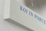 Paul Sinus Wandbild in 40x60cm Koi in Porcelain – kunstvoller Koi-Fisch in Blau-Weiß mit feinen Porzellanmustern und dezentem Farbakzent