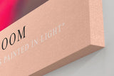Paul Sinus Kunstdruck 40x60cm Blushing Bloom – Poesie in Rosa mit weichem Fokus