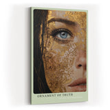Paul Sinus Wandbild in 40x60cm Ornament of Truth – Ausdrucksstarkes Porträt mit goldener Ornamentstruktur und blauem Auge