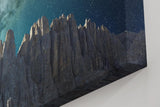 Sinus Art Wandbild 120x80cm Atemberaubendes Motiv mit Felsmassiv und galaktischem Lichtband über dunklem Himmel
