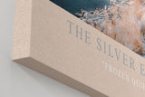 Paul Sinus Wandbild in 40x60cm The Silver Edge – Winterliche Flusslandschaft mit schneebedeckten Bäumen, elegante Naturdarstellung in kühlen Tönen