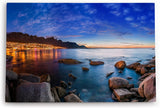 Paul Sinus Wandbild 120x80cm Küstenstadt Meer Felsen Stadtlichter Berge Abenddämmerung