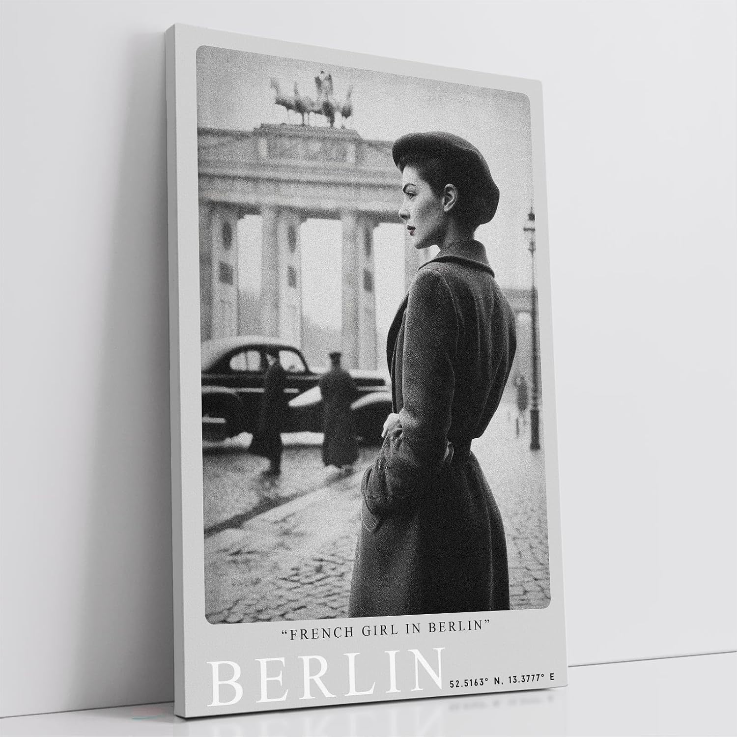 Paul Sinus Leinwandbild 80x120cm Berlin – Vintage, Schwarz-Weiß, Nostalgie, Brandenburger Tor, Mode, Fotografie, Stil, 50er Jahre, Zeitreise, Stadtbild