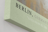 Paul Sinus Wandbild in 40x60cm Berlin Germany Brandenburger Tor in impressionistischem Stil mit Figuren in regennasser Straße