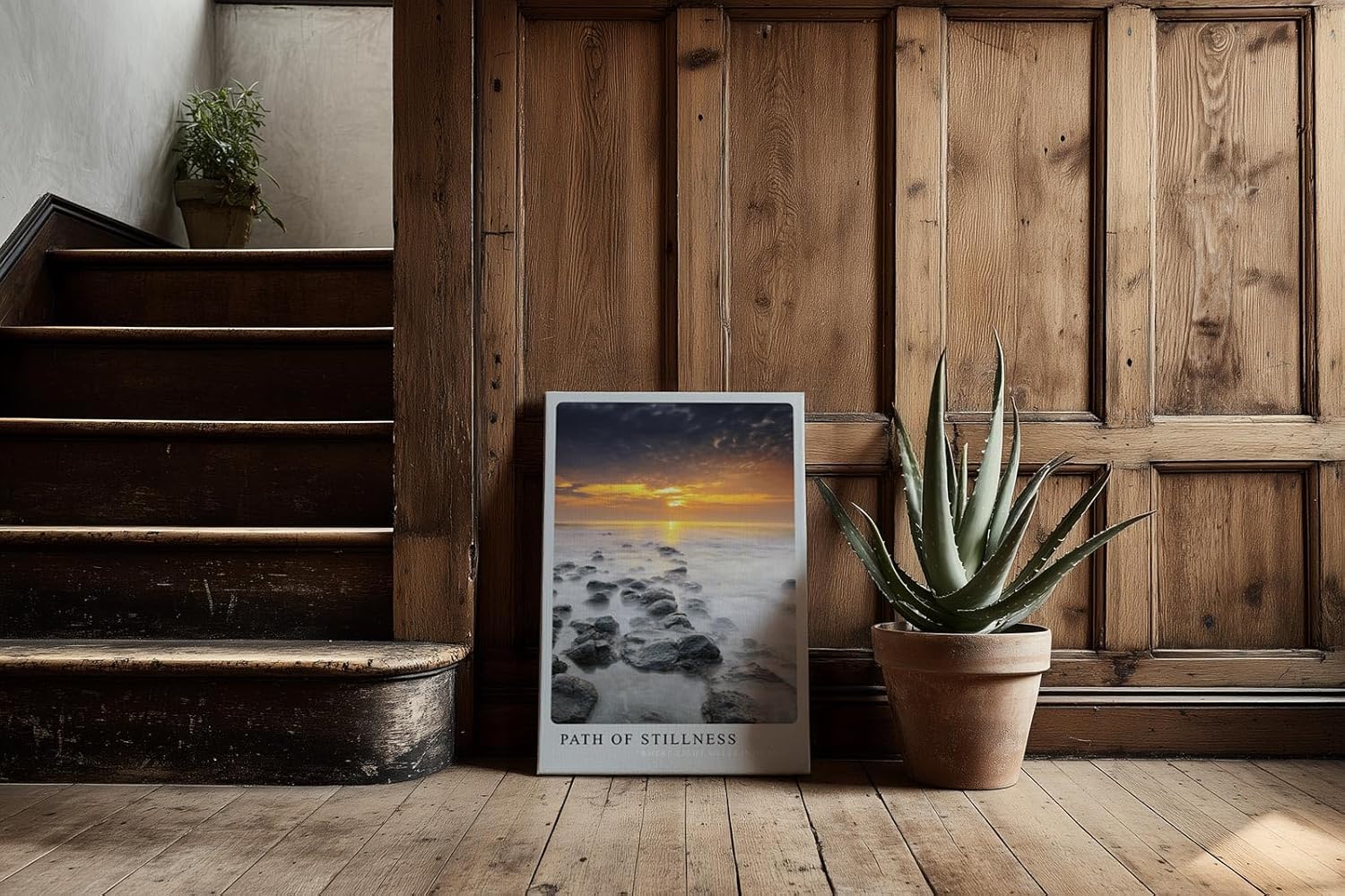 Paul Sinus Kunstdruck 40x60cm Path of Stillness – Sonnenuntergang über ruhiger Küste mit dunklen Steinen im Wasser