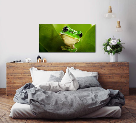 Frosch hinter Blättern ca. 130x70cm Wandbild inklusive Schattenfugenrahmen schwarz - Panorama Leinwand Bild XXL Format Wandbilder Wohnzimmer Wohnung Deko Kunstdrucke
