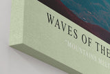 Paul Sinus Wandbild in 40x60cm Waves of the Earth mit wellenförmiger Berglandschaft im Dunst für beruhigende Wandgestaltung