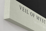 Paul Sinus Wandbild in 40x60cm Veil of Mystery – geheimnisvolles Schwarz-Weiß-Porträt mit verhülltem Blick für elegante Raumgestaltung