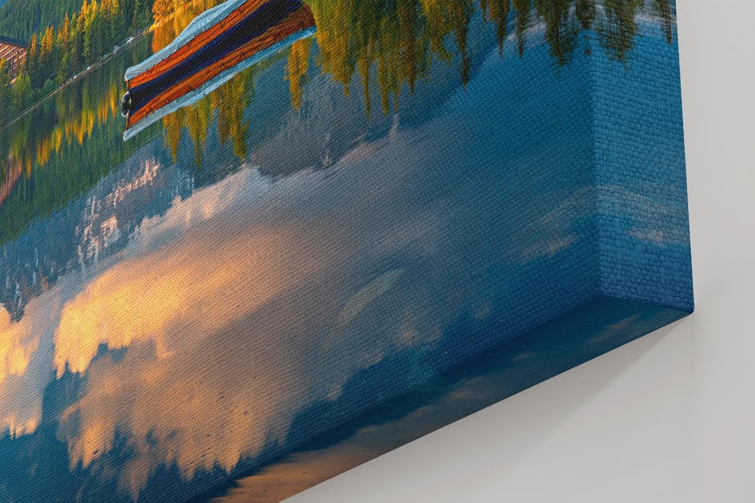 Sinus Art Wandbild 120x80cm Berglandschaft mit Boot auf ruhigem See, umrahmt von Wald und Wolken