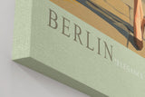 Paul Sinus Wandbild in 40x60cm Berlin – elegante Frau in Weiß vor dem Brandenburger Tor im malerischen Stil