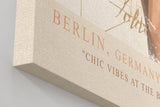 Paul Sinus Wandbild in 40x60cm Berlin Modefotografie vor Brandenburger Tor moderner Chic in urbaner Kunst auf Leinwand
