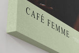 Paul Sinus Wandbild in 40x60cm Café Femme – Romantische Szene einer Frau in einem Pariser Café mit Blick auf den Eiffelturm, moderne Bilder in sanften, stimmungsvollen Farbtönen