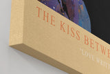 Paul Sinus Wandbild in 40x60cm The Kiss Between Stars – abstrakte Silhouetten im kosmischen Lichtspiel, kunstvolle Darstellung von Nähe und Universum