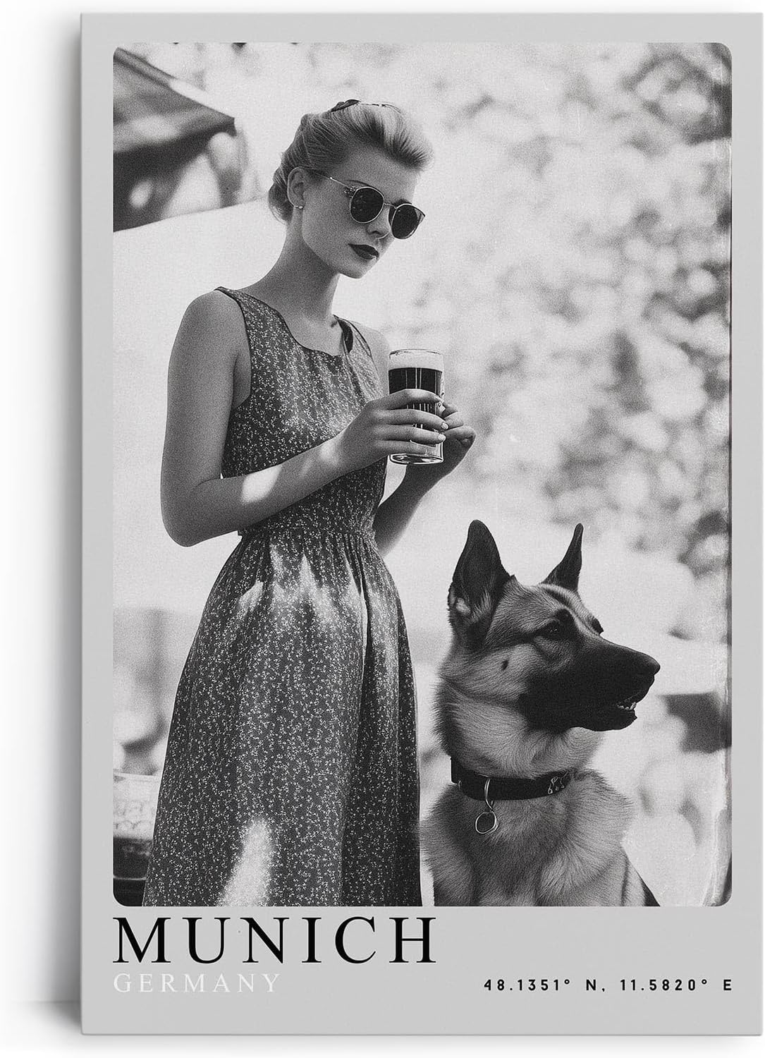 Paul Sinus Leinwandbild 80x120cm Munich – Vintage, Fotografie, Eleganz, Deutschland, Bier, Nostalgie, Charme, Stil, Schwarz-Weiß, Frau, Hund, Tradition