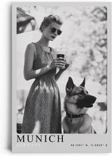 Paul Sinus Leinwandbild 80x120cm Munich – Vintage, Fotografie, Eleganz, Deutschland, Bier, Nostalgie, Charme, Stil, Schwarz-Weiß, Frau, Hund, Tradition