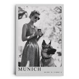 Paul Sinus Leinwandbild 80x120cm Munich – Vintage, Fotografie, Eleganz, Deutschland, Bier, Nostalgie, Charme, Stil, Schwarz-Weiß, Frau, Hund, Tradition