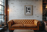 Paul Sinus Leinwandbild 60x90cm Leinwandbild City Chic – Stilvolle Schwarz-Weiß-Fotografie einer eleganten Frau in urbaner Kulisse, Vintage-Glamour