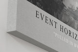 Paul Sinus Wandbild in 40x60cm Event Horizon – Monochrome Abstraktion mit tiefem Zentrum und kraftvollen Strukturen