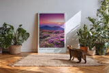 Paul Sinus Kunstdruck 40x60cm Purple Horizon – violette Berglandschaft mit Blumen im Sonnenuntergang