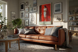 Paul Sinus Wandbild in 40x60cm Frau in weißem Kleid an roter Tür – elegantes Porträt mit zeitloser Ausstrahlung