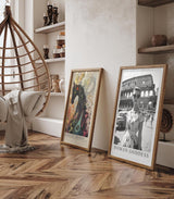 Paul Sinus Leinwandbild 80x120cm Leinwandbild Römische Göttin – Stilvolle Schwarz-Weiß-Fotografie einer eleganten Frau vor dem Kolosseum, Retro-Glamour