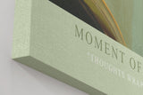 Paul Sinus Wandbild in 40x60cm Moment of Stillness – Zartes Porträt einer jungen Frau, vertieft in ein Buch, lichtdurchflutete moderne Bilder mit sanften Farbnuancen, harmonisch und inspirierend