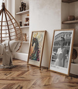Paul Sinus Leinwandbild 40x60cm Leinwandbild Rom Eleganz – Stilvolle Schwarz-Weiß-Fotografie mit zeitloser Frau vor dem Kolosseum, italienischer Chic