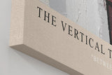 Paul Sinus Wandbild in 40x60cm The Vertical Trace – Abstrakte Komposition mit vertikalen und horizontalen Linien in Rot, Schwarz, Weiß und Beige