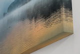 Sinus Art Wandbild 120x80cm Sanfter Nebel schwebt über dem stillen Wasser vor bewaldeter Uferlinie