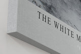 Paul Sinus Wandbild in 40x60cm The White Monarch Schneebedeckter Berggipfel in monochromer Darstellung mit majestätischer Präsenz