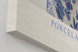 Paul Sinus Wandbild in 40x60cm Porcelain King – majestätischer Hirsch in edler Blau-Weiß-Optik mit detailreicher Porzellanstruktur