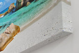 Sinus Art Wandbild 120x80cm Türkises Wasser, weißer Sand und markante Felsen – Urlaubsstimmung pur auf Leinwand