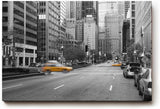Sinus Art Wandbild 120x80cm Schwarz-Weiß-Straßenszene mit leuchtenden gelben Taxis – dynamisch, stilvoll und ikonisch
