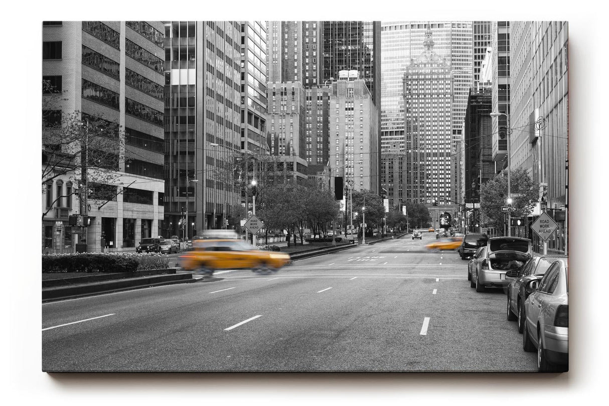 Sinus Art Wandbild 120x80cm Schwarz-Weiß-Straßenszene mit leuchtenden gelben Taxis – dynamisch, stilvoll und ikonisch