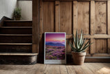 Paul Sinus Kunstdruck 40x60cm Purple Horizon – violette Berglandschaft mit Blumen im Sonnenuntergang