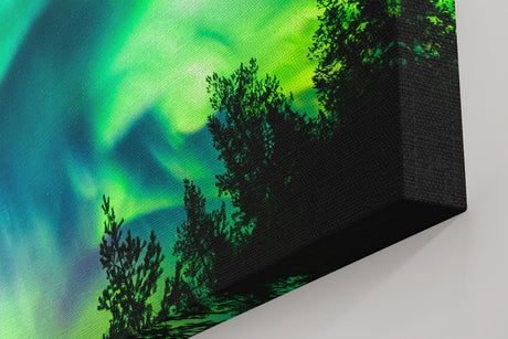 Sinus Art Wandbild 120x80cm Atemberaubende Aurora Borealis mit dynamischem Farbspiel über Silhouetten dunkler Bäume