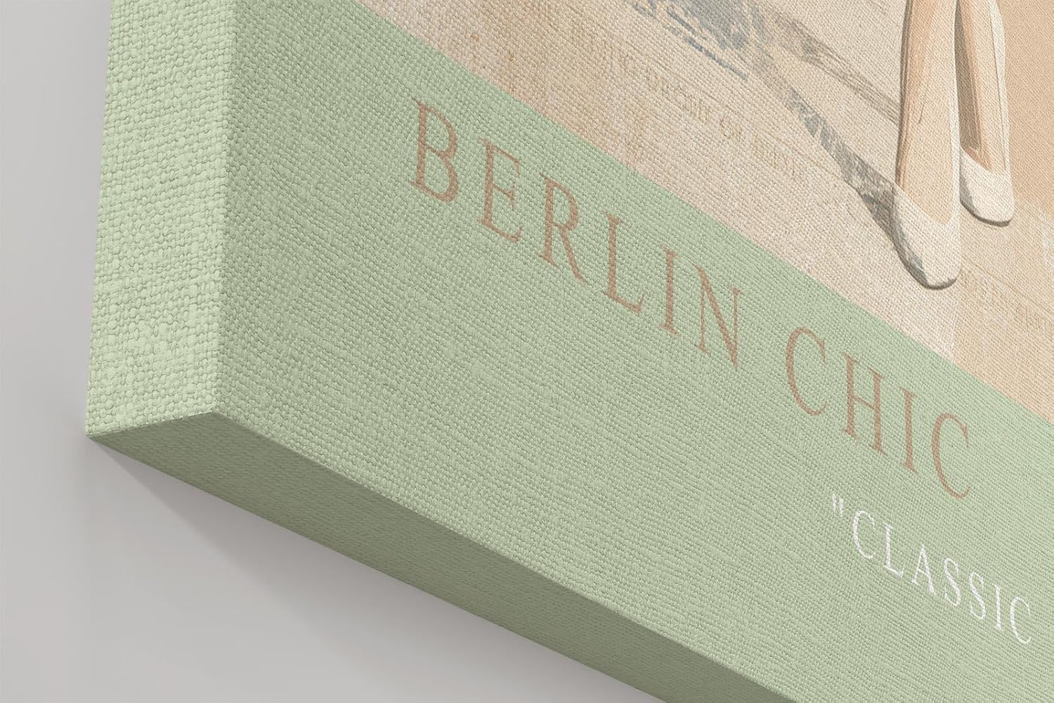 Paul Sinus Wandbild in 40x60cm Berlin Chic Frau im weißen Mantel vor Brandenburger Tor klassische Eleganz auf Leinwand