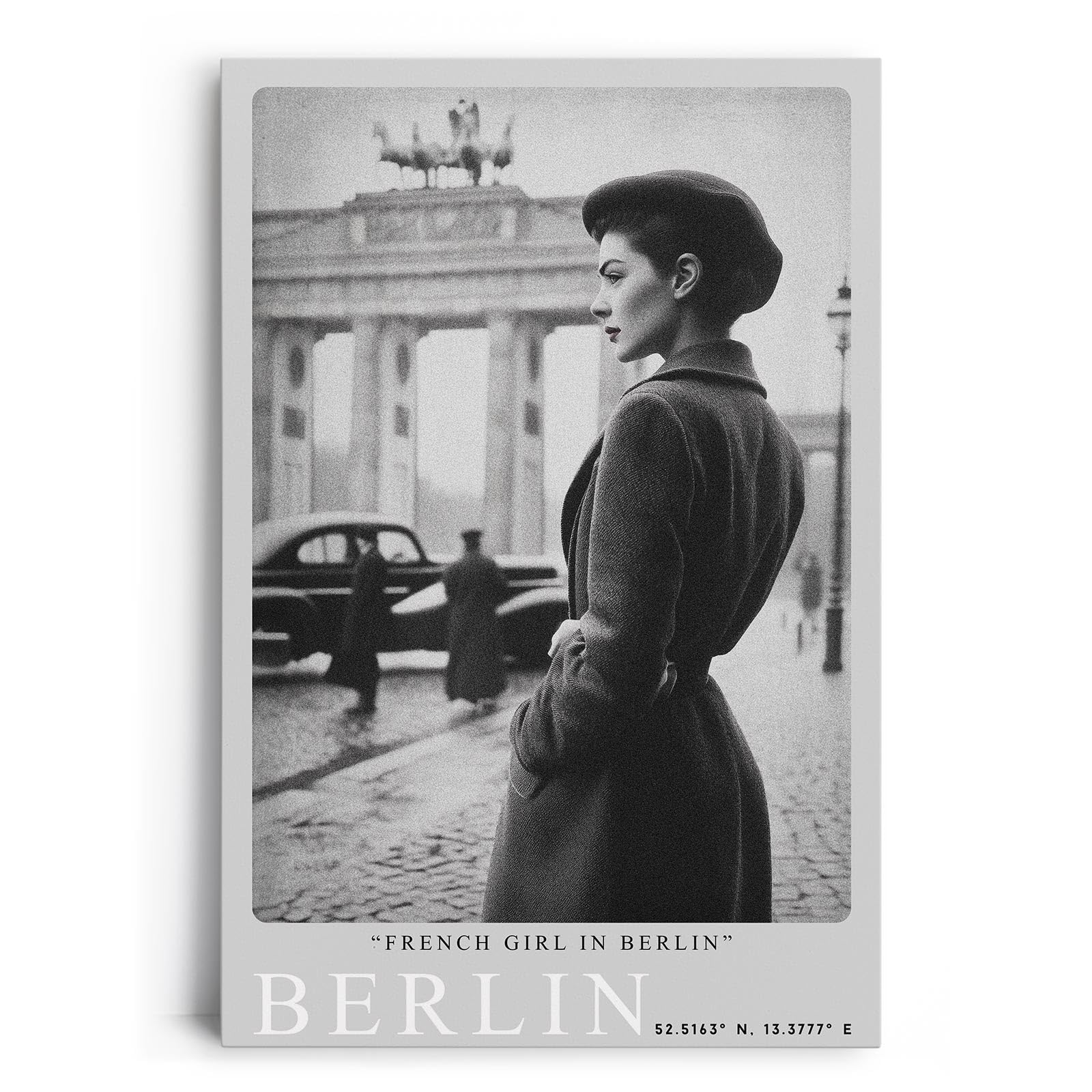 Paul Sinus Leinwandbild 80x120cm Berlin – Vintage, Schwarz-Weiß, Nostalgie, Brandenburger Tor, Mode, Fotografie, Stil, 50er Jahre, Zeitreise, Stadtbild