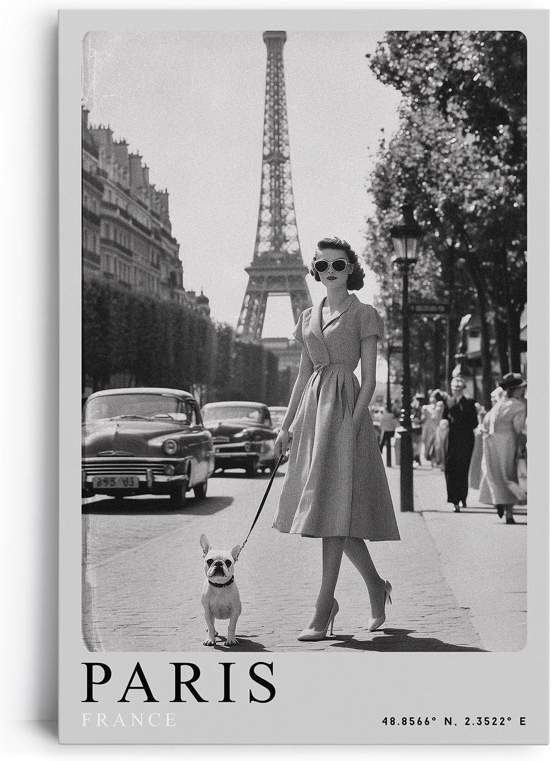 Paul Sinus Leinwandbild 80x120cm stilvolle Vintage-Fotografie einer eleganten Frau mit Hund vor dem Eiffelturm in Paris, zeitlose Schwarz-Weiß-Kunst