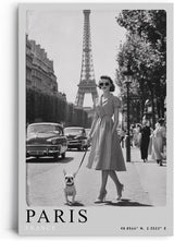 Paul Sinus Leinwandbild 80x120cm stilvolle Vintage-Fotografie einer eleganten Frau mit Hund vor dem Eiffelturm in Paris, zeitlose Schwarz-Weiß-Kunst