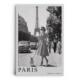 Paul Sinus Leinwandbild 80x120cm stilvolle Vintage-Fotografie einer eleganten Frau mit Hund vor dem Eiffelturm in Paris, zeitlose Schwarz-Weiß-Kunst