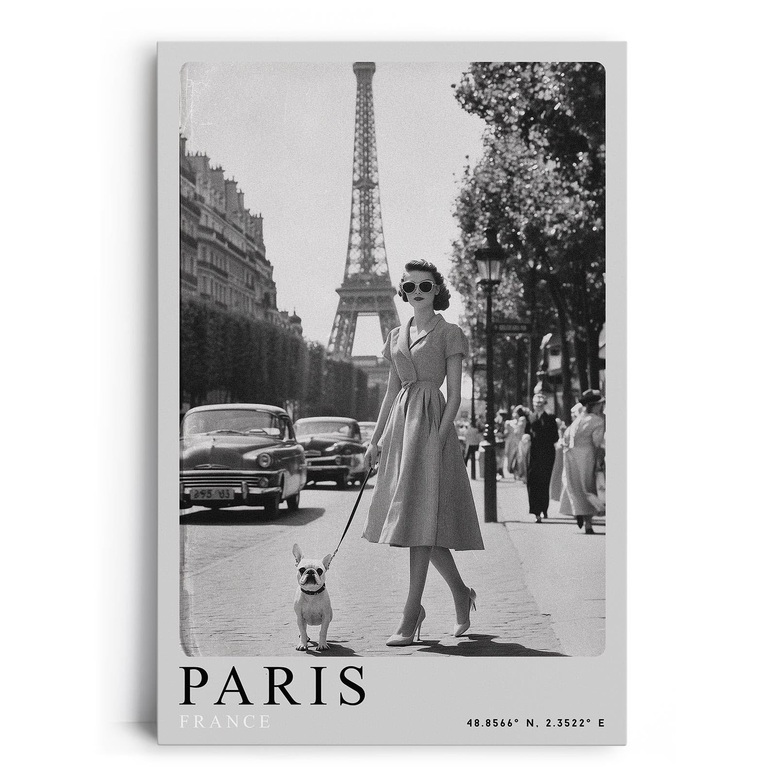 Paul Sinus Leinwandbild 80x120cm stilvolle Vintage-Fotografie einer eleganten Frau mit Hund vor dem Eiffelturm in Paris, zeitlose Schwarz-Weiß-Kunst