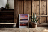 Paul Sinus Kunstdruck 40x60cm Morning at the Lake – Alpenpanorama mit ruhigem See im Morgenlicht in Rosa und Violett