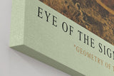 Paul Sinus Wandbild in 40x60cm Eye of the Sigma – Abstrakte geometrische Komposition mit goldenem Dreieck und zentralem Kreis auf dunkler Strukturfläche