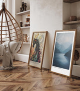 Paul Sinus Leinwandbild 40x60cm Stille Wasser – Meditative Landschaft mit ruhigem See und sanften Bergen in harmonischen Blautönen