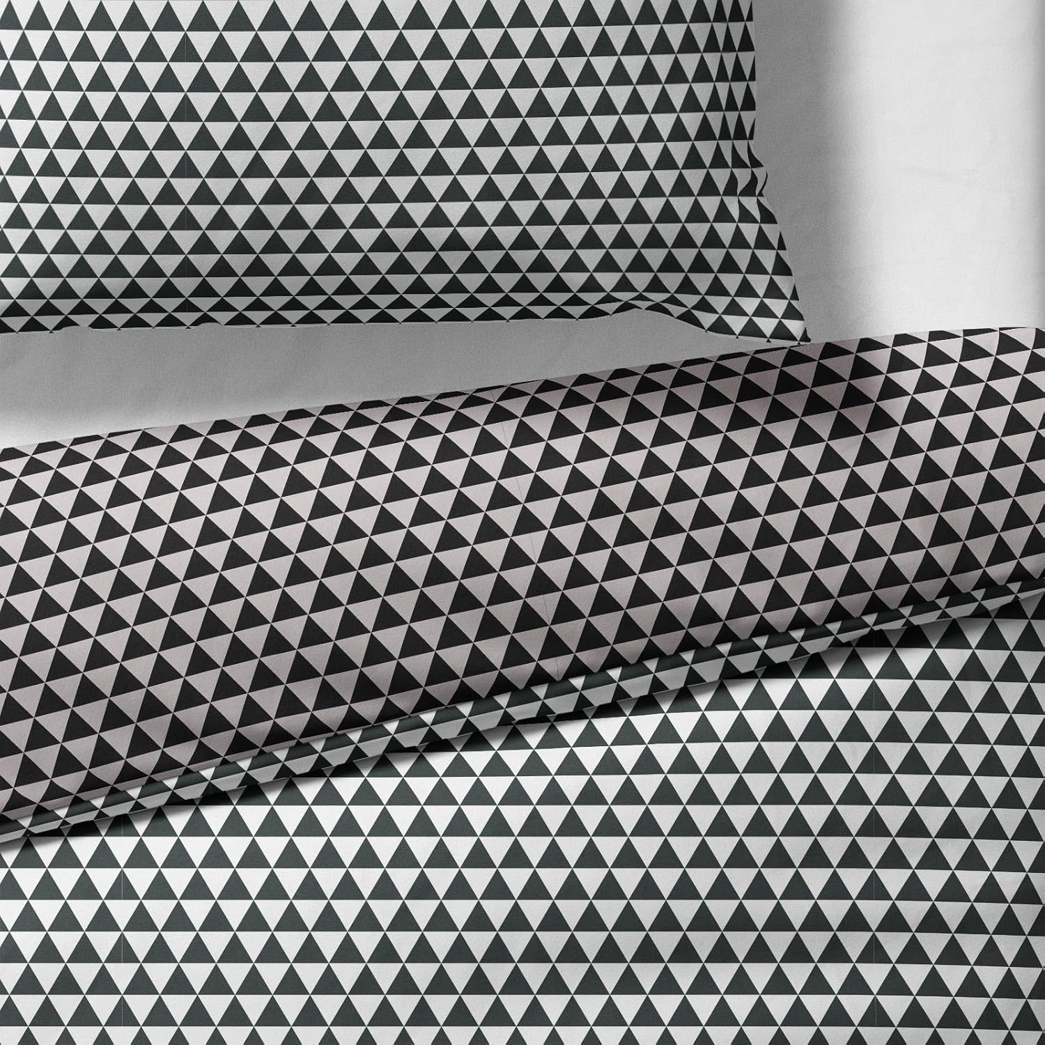 Sinus Art Mikrofaser Bettwäsche 135x200 cm + 80x80 cm – Wendedesign in Schwarz & Grau mit grafischem Dreieckmuster, pflegeleicht & atmungsaktiv