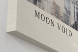 Paul Sinus Wandbild in 40x60cm Moon Void – Abstrakte Kunst mit hellem Vollmondmotiv und dynamischer Strukturkomposition