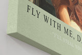 Paul Sinus Wandbild in 40x60cm Fly With Me, Darling – Pin-up-Pilotin im Cockpit mit Lederjacke und Fliegerbrille